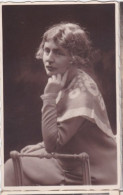 Carte Photo E Portrait De Jeune Femme Pensive   Réf 29960 - Anonyme Personen