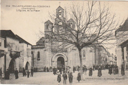 QU 1-(24) VILLEFRANCHE DU PERIGORD - L' EGLISE ET LA PLACE - SORTIE DE MESSE - CARTE PUBLICITAIRE " AU BON MARCHE " - Autres & Non Classés