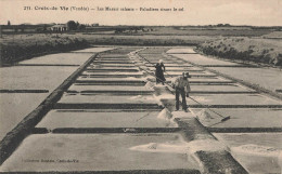 CROIX DE VIE : LES MARAIS SALANTS - PALUDIERS TIRANT LE SEL - Saint Gilles Croix De Vie