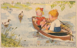 QU 8- " TU VOIS CELUI LA , IL REPERE LES SOUS MARINS ! " - COUPLE D' ENFANTS EN BARQUE AU MILIEU DES CANARDS - 2 SCANS  - Scene & Paesaggi