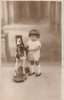 QU 8-  ENFANT AVEC CHEVAL DE BOIS A ROULETTES - CARTE PHOTO - 2 SCANS - Abbildungen