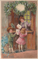 QU 8- " BONNE ANNEE "- CARTE GAUFREE FANTAISIE - FEMME A SA FENETRE ET COUPLE D' ENFANTS - CONTOURS ARGENT - 2 SCANS - Neujahr