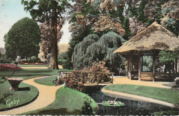 QU 10-(27) LOUVIERS - LE JARDIN PUBLIC - CARTE COULEURS - 2 SCANS - Louviers