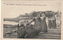 QU13-(29) CONCARNEAU - COAT PIN - SARDINIERES ATTENDANT LA RENTREE DES BARQUES DE PECHE- 2 SCANS - Concarneau