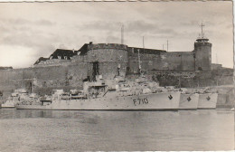 RE 12 -(29) BREST - VUE SUR LE CHATEAU ET BATEAU DE GUERRE -  PREFECTURE MARITIME - FREGATE CROIX DE LORRAINE - 2 SCANS - Warships