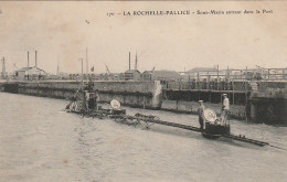 RE 12-(17) LA ROCHELLE PALLICE - SOUS MARIN ENTRANT DANS LE PORT  - 2 SCANS - Sous-marins