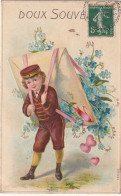 RE 14- " DOUX SOUVENIR " - ENFANT FACTEUR AVEC LETTRE GEANTE , MYOSOTIS ET COEURS - CARTE GAUFREE - 2 SCANS - Sonstige & Ohne Zuordnung