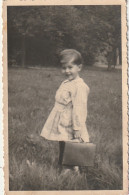 RE 15 - CARTE PHOTO : GARCONNET S' EN ALLANT A L' ECOLE AVEC CARTABLE A TRAVERS LA PRAIRIE (1941) - 2 SCANS - Scènes & Paysages