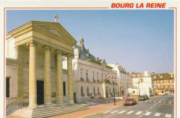 BOURG LA REINE . - L'Eglise St-Gilles Et La Mairie. CPM RARE - Bourg La Reine