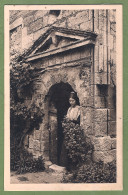 CPA  FOLKLORIQUE - PAYSAGES ET PIERRES DE PROVENCE - JEUNE FILLE ET VIEILLES PIERRES A SAINT RÉMY - Saint-Remy-de-Provence