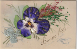 RE - " BONNE FETE " - CARTE CELLULOID AVEC AJOUT DE GRAMINEES - FLEUR : PENSEE EN TISSU - 2 SCANS - Fleurs