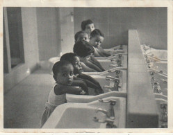 RE 23- (ALGERIE) AERIUM GRANCHER ( PRES ORAN ) - ENFANTS A LA TOILETTE - IMP BACONNIER , ALGER- 2 SCANS - Kinderen