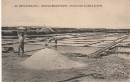 SO 5-(44) BATZ - DANS LES MARAIS SALANTS - ENLEVEMENT DU SEL A LA GEDE  - 2 SCANS - Batz-sur-Mer (Bourg De B.)