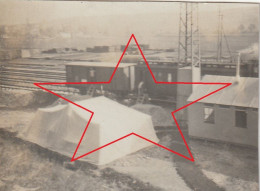 Photo 14-18 VIMY - La Gare, Tente Et Préfabriqué Pour Le Lavage Des Vêtements ? Epouillage ? (A12, Ww1, Wk1) - Autres & Non Classés