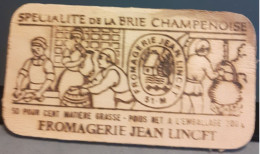 ÉTIQUETTE SPECIALITE DE LA BRIE CHAMPENOISE . FROMAGERIE JEAN LINCET . 51 - Quesos