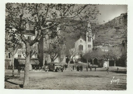 CASTELLANE ( BASSES-ALPES ) UN COIN DE LA PLACE DE LA GRAVE ET L'EGLISE - NV FG - Castellane