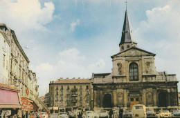 RUEIL MALMAISON . - L'Eglise.  Beau Plan De Voitures Années 70.CPM RARE - Rueil Malmaison