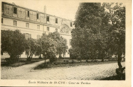 CPA - SAINT-CYR - ECOLE MILITAIRE - COUR DE VERDUN - St. Cyr L'Ecole