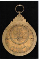 PARIS. -  Institut Du Monde Arabe. - Astrolabe Par Mustapha Al Ayyübi       Non Circulée - Musées