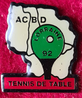 SUPER PIN'S "TENNIS DE Table" ACBD LORRAINE 92 En émail Vernissé Base Noire, Raquette Sur Contour Département 93 - Tennis De Table