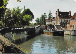 MONTARGIS - Péniche Franchissant Une écluse Au Canal De Briare - Montargis