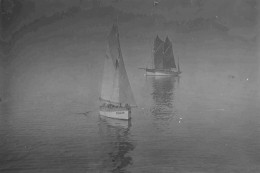 GRANDE PLAQUE DE VERRE. BATEAUX DE PÊCHE. ILE D’OLÉRON. ANNÉES 50. - Glasdias