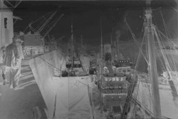 GRANDE PLAQUE DE VERRE. NAVIRES Á COUPLE DANS LE PORT DE NANTES. ANNÉES 50. - Diapositivas De Vidrio