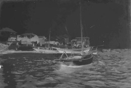 PLAQUE DE VERRE. VOILIERS AU MOUILLAGE DANS UN PORT SUR MER AGITÉE - Glasplaten