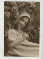 ENFANTS - LITTLE GIRL - MAEDCHEN - Jolie Carte Fantaisie Portrait Fillette Et Fleurs - Portraits