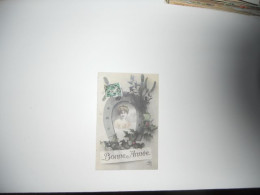BONNE ANNEE CARTE ANCIENNE EN COULEUR PORTRAIS DE FEMME DANS FER A CHEVAL - FLEURS - GUI ET HOUX  - - Mug 1913/TBE - Anno Nuovo