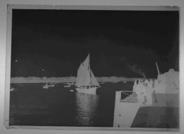 PLAQUE DE VERRE. BATEAU DE PÊCHE AU MOUILLAGE. ANNÉES 50. - Glasplaten