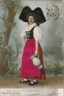 TE 19- ELSASSER TRACHT- COSTUME ALSACIEN  - ALSACIENNE AVEC BROC - CARTE GAUFREE  REHAUSSEE TISSU - 2 SCANS - Bekende Personen