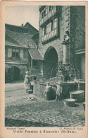 TE 21-(68) VIEILLE FONTAINE A RIQUEWIHR - ANIMATION , ENFANTS - 2 SCANS - Riquewihr