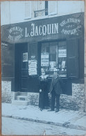 COUPLE DEVANT UNE IMPRIMERIE L. JACQUIN  MAGASIN DEVANTURE CARTE PHOTO - Photos