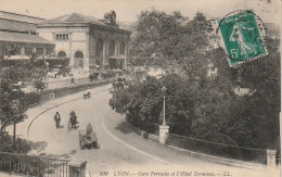 TE 22-(69) LYON - GARE  PERRACHE ET HOTEL TERMINUS - ANIMATION - OUVRIERS REFECTION DE L' AUVENT - 2 SCANS - Otros & Sin Clasificación