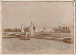 UR 4-(75) PONT ALEXANDRE III ET ESPLANADE DES INVALIDES  - BATEAUX - EXPOSITION  PARIS 1900 - PHOTO SUR SUPPORT CARTONNE - Places