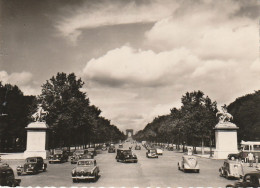 UR 6-(75) AVENUE DES CHAMPS ELYSEES ET ARC DE TRIOMPHE DE L' ETOILE - AUTOMOBILES  - AGENT DE CIRCULATION - Champs-Elysées