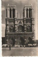 UR 6-(75) PARIS - CATHEDRALE NOTRE DAME - AUTOCARS , VISITEURS - 2 SCANS - Iglesias