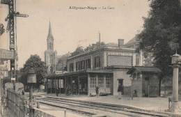 UR 11-(80) AILLY SUR NOYE - LA GARE - ANIMATION - 2 SCANS - Ailly Sur Noye