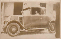 UR 16- CARTE PHOTO FEMME CONDUISANT UNE AUTOMOBILE RENAULT TYPE MT (1923/1925) - 2 SCANS - Turismo