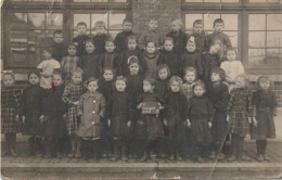 Carte Photo EUGIES  Groupe D'enfants Devant Bâtiment ( école ? ) - Otros & Sin Clasificación