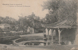 UR 18-(82) VALENCE - LAVOIR ET FONTAINE SAINT BERNARD - LAVANDIERE - 2 SCANS - Valence