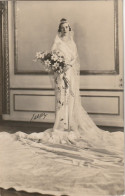 Carte Photo Jeune Femme Avec Très Jolie Robe De Mariée Et Bouquet - Nozze