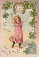 UR 26- " BONNE ANNEE " - CARTE FANTAISIE GAUFREE - FILLETTE , ARABESQUE DE TREFLES , FER A CHEVAL ET HORLOGE DORES  - Nouvel An