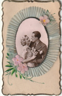 UR 26- CARTE FANTAISIE - COUPLE DANS MEDAILLON AVEC AJOUT DE FLEURS ET PLISSE TISSU  - Paare