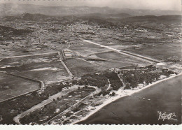 VE 2-(83) HYERES LES PALMIERS - VUE AERIENNE : LE TERRAIN D' AVIATION ET LA VILLE - 2 SCANS - Hyeres