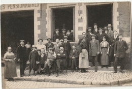 Carte Photo  ( Groupe De Personnes Devant Bâtiment  ES PENSIONNAIRES  ) - A Identificar