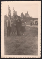 Jolie Photographie De Paul Et Annette Van De Voorde à Sully Sur Loire, Loiret, En 1960, Format 8,8 X 12,4 Cm - Places