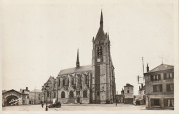 VE 16-(91) DOURDAN - LA PLACE DE L' EGLISE - 2 SCANS - Dourdan