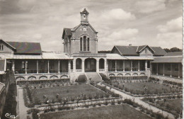 VE 20-(95) MARINES - HOPITAL HOSPICE - LA COUR D' HONNEUR ET LA CHAPELLE  - 2 SCANS - Marines